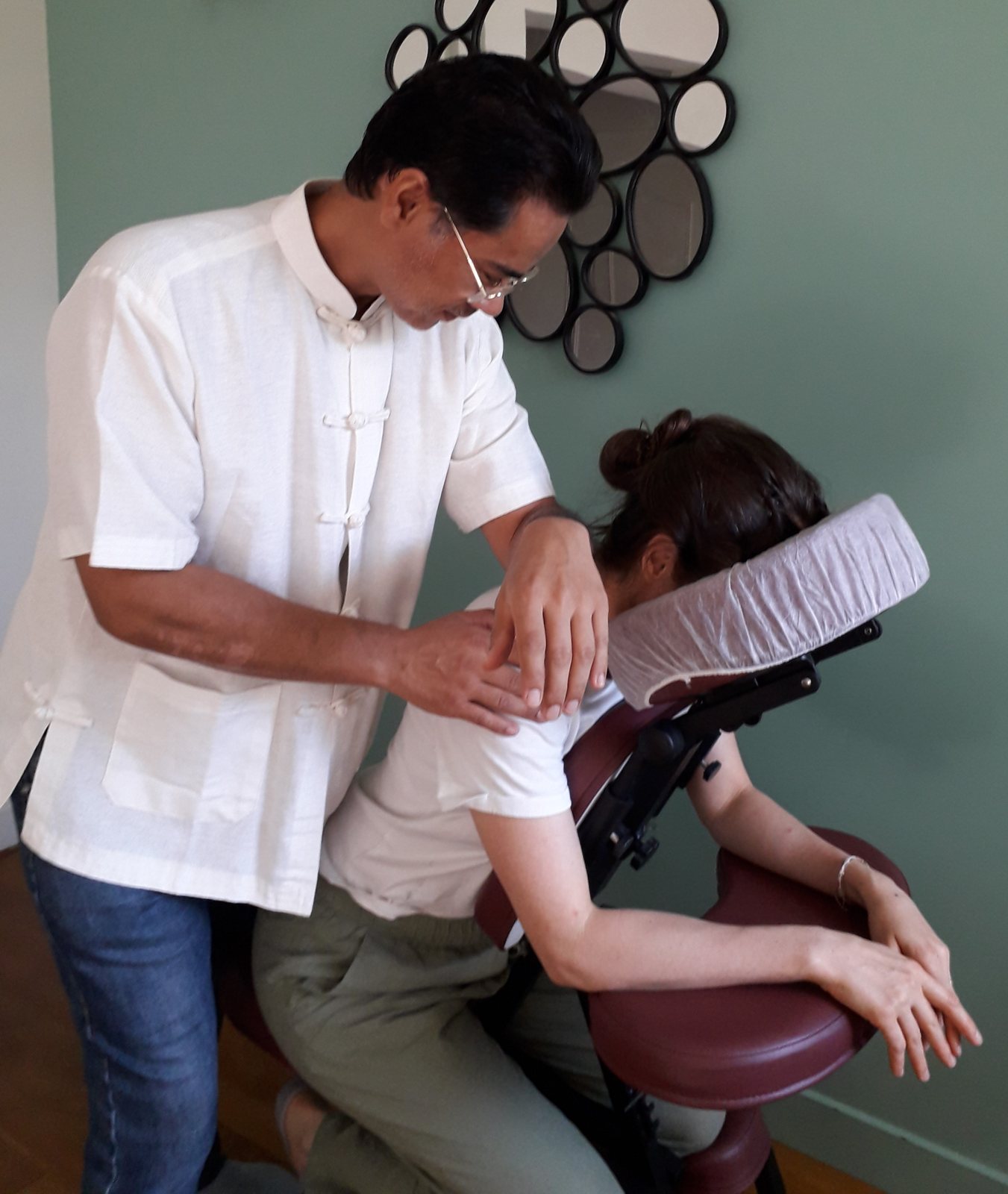 Massage assis Amma sur chaise ergonomique
