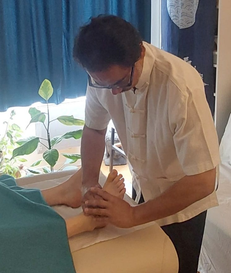 Massage relaxant à l'huile — réflexologie des membres inférieurs